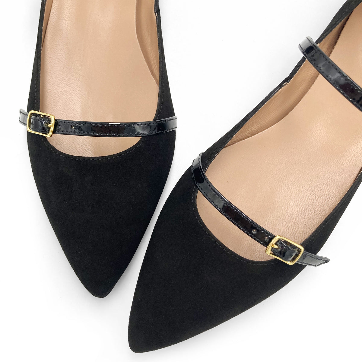 Ballerine a punta nere in camoscio con cinturini neri