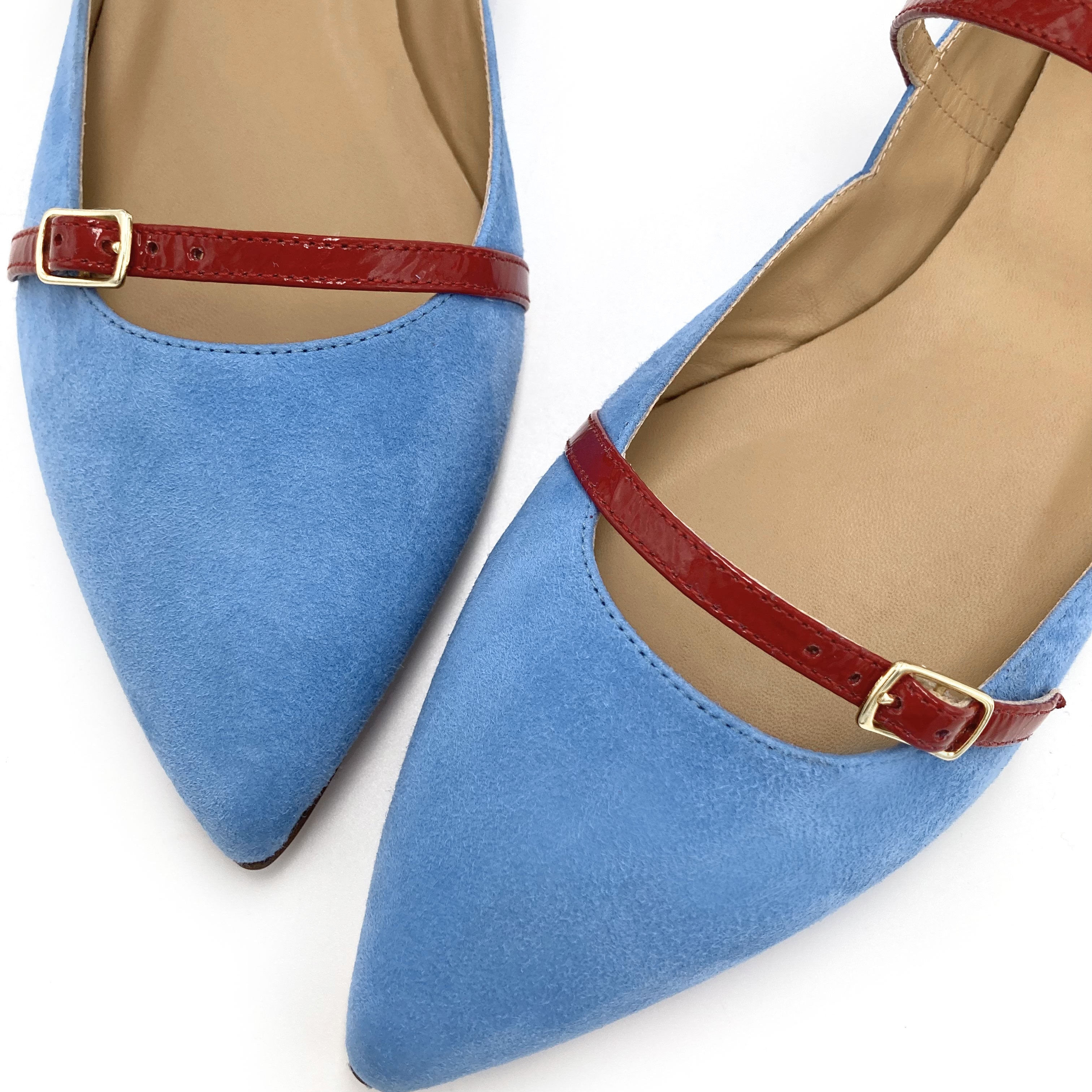 Ballerinas mit spitzer Form aus jeansblauem Wildleder mit roten Riemchen