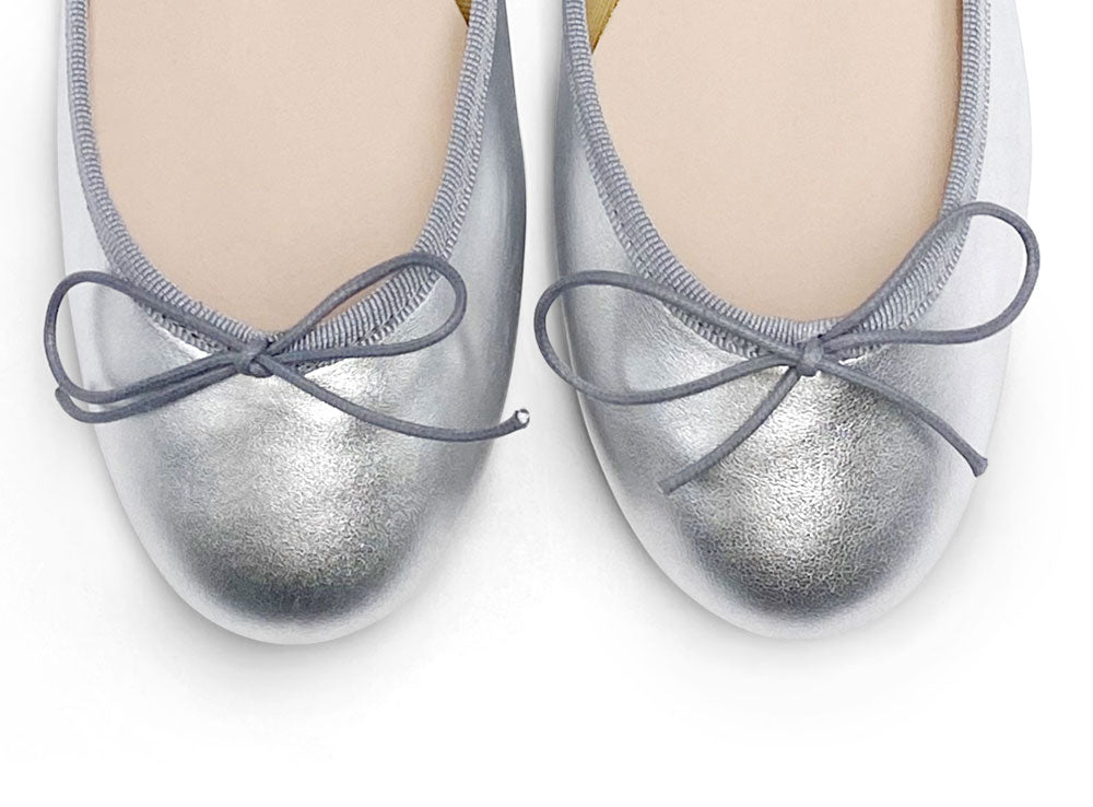 Ballerines argentées en cuir laminé