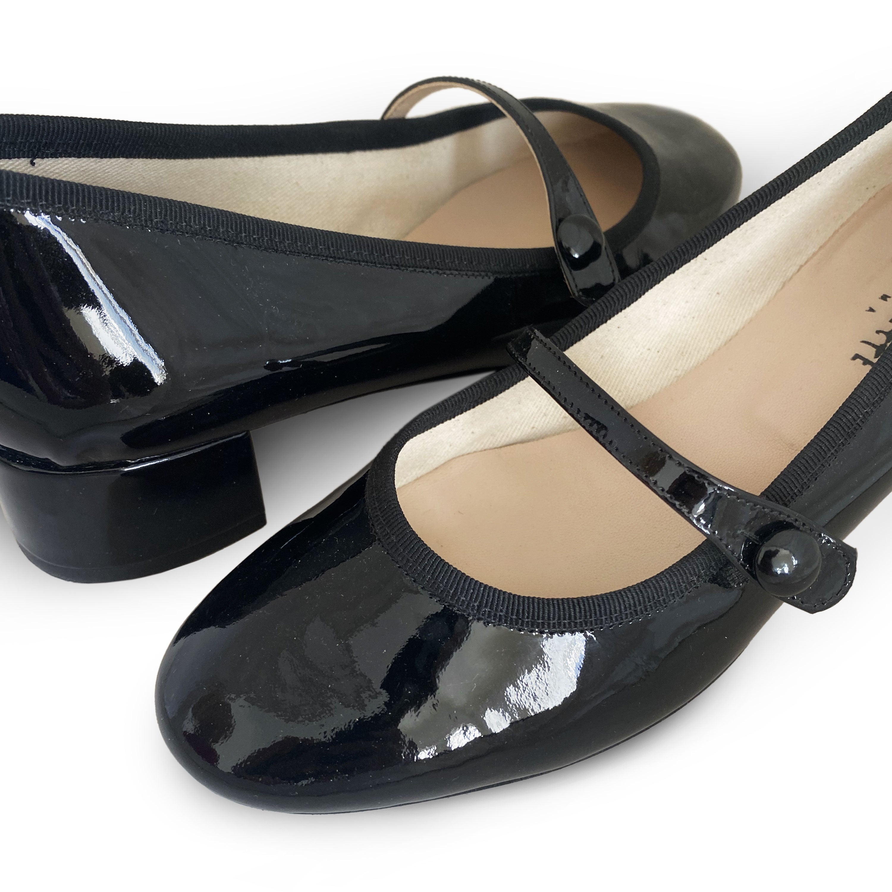 Schwarze Mary Jane Ballerinas aus Lackleder mit Riemen und Absatz