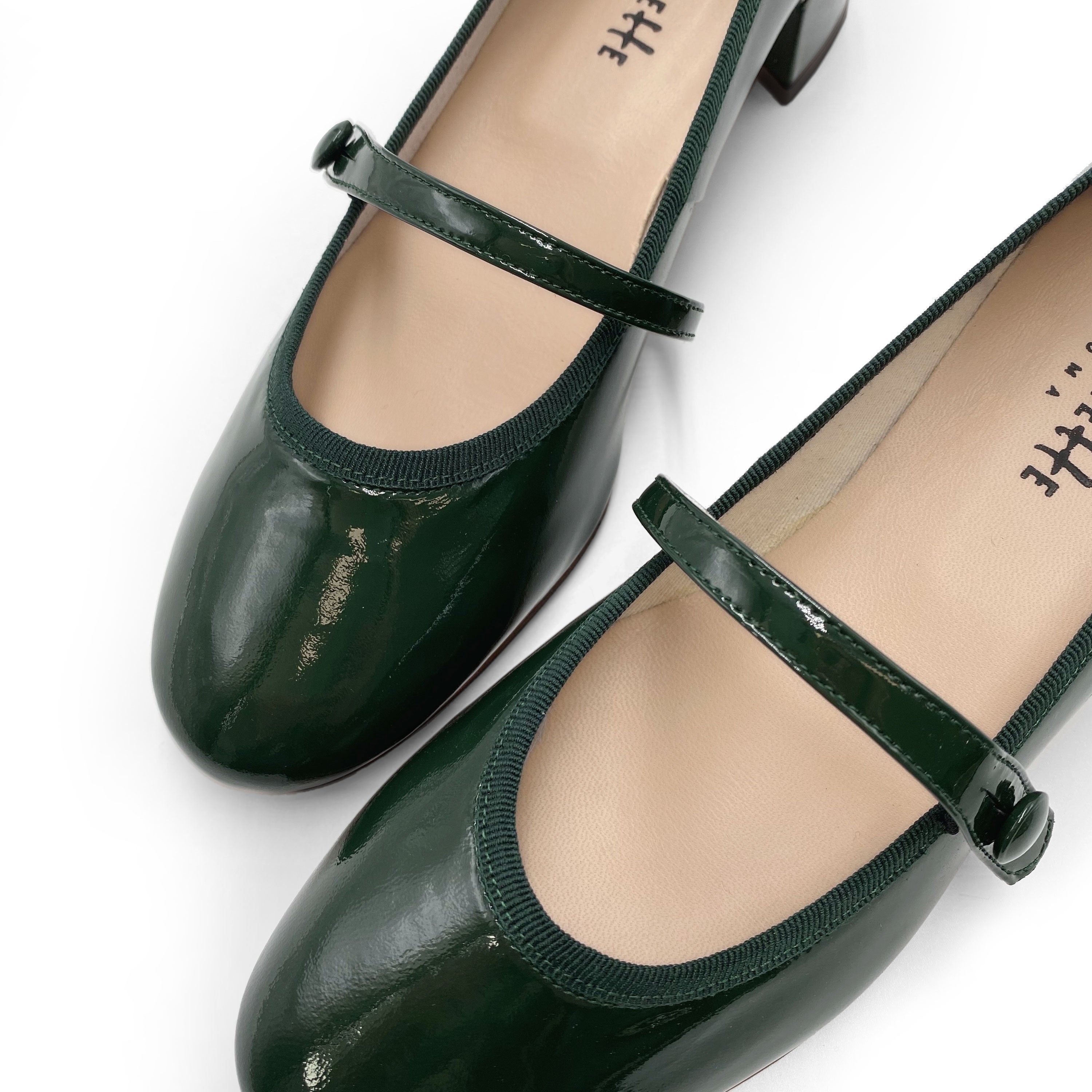 Ballerines vertes en vernis avec sangle et talon