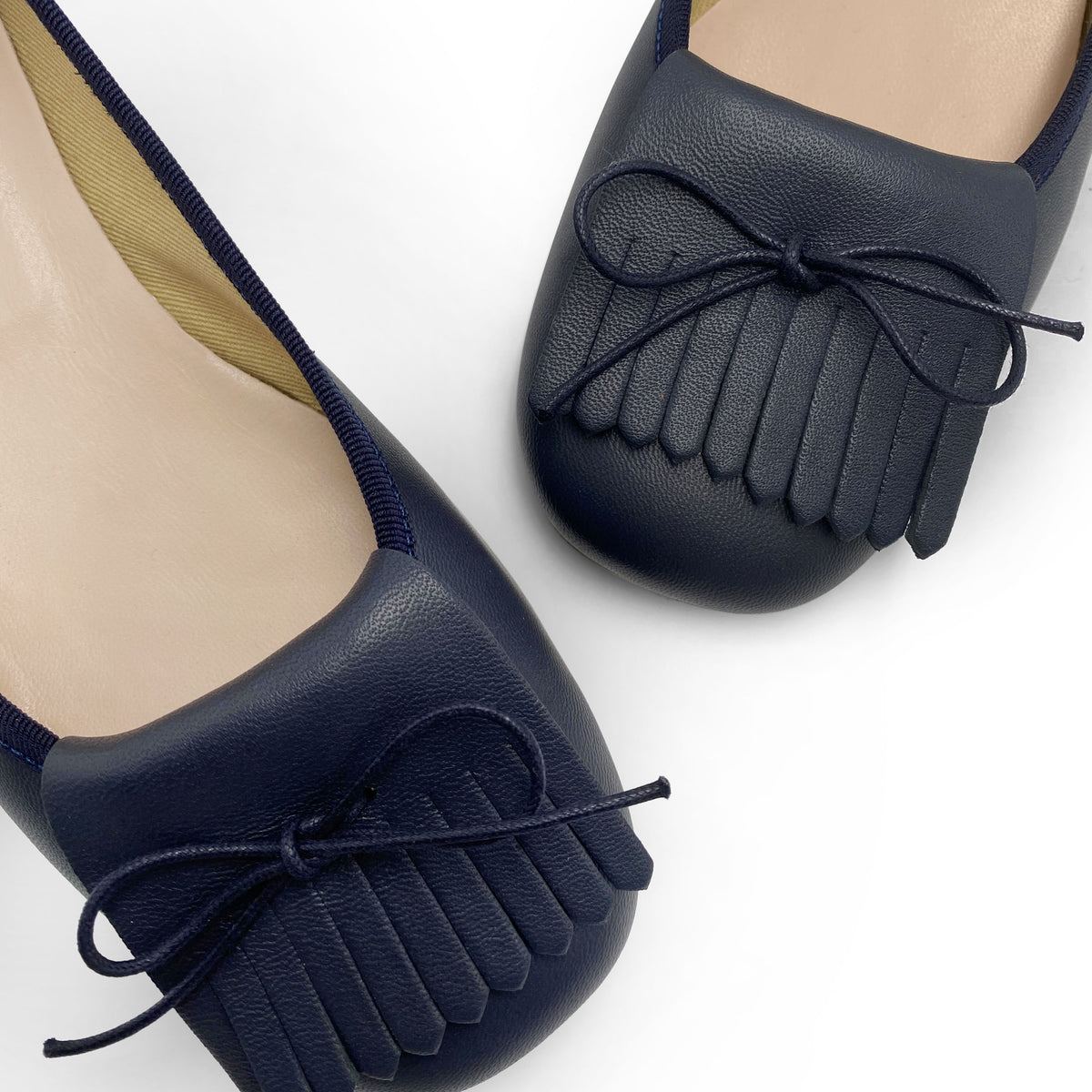 Blaue Leder-Slipper mit Absatz und Fransen