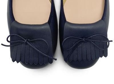 Blaue Leder-Slipper mit Absatz und Fransen