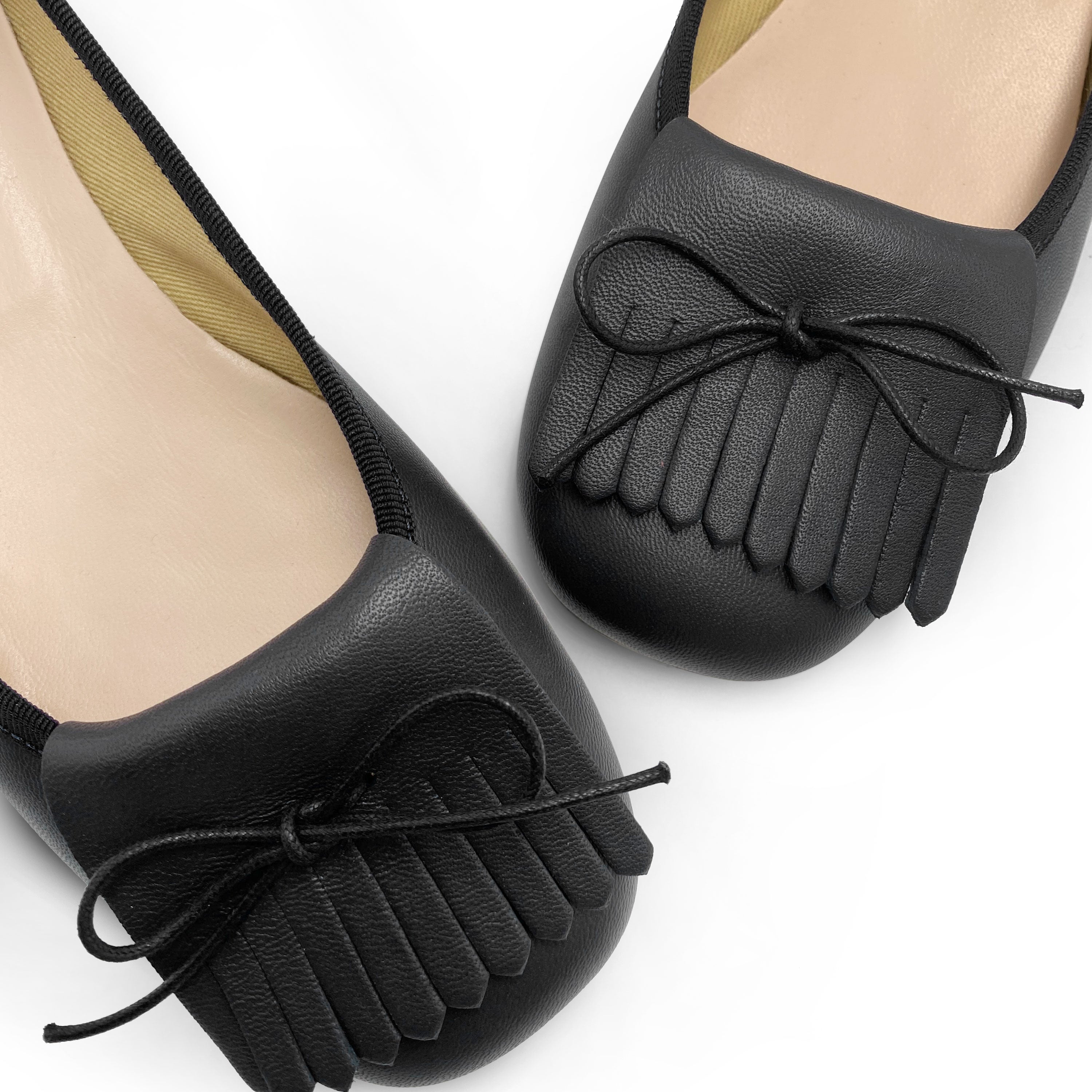 Mocassini neri in pelle con tacco e frangia