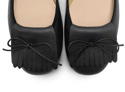 Mocassini neri in pelle con tacco e frangia