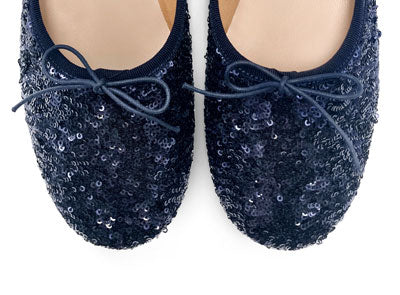 Ballerinas mit hohem Ausschnitt und blauen Pailletten