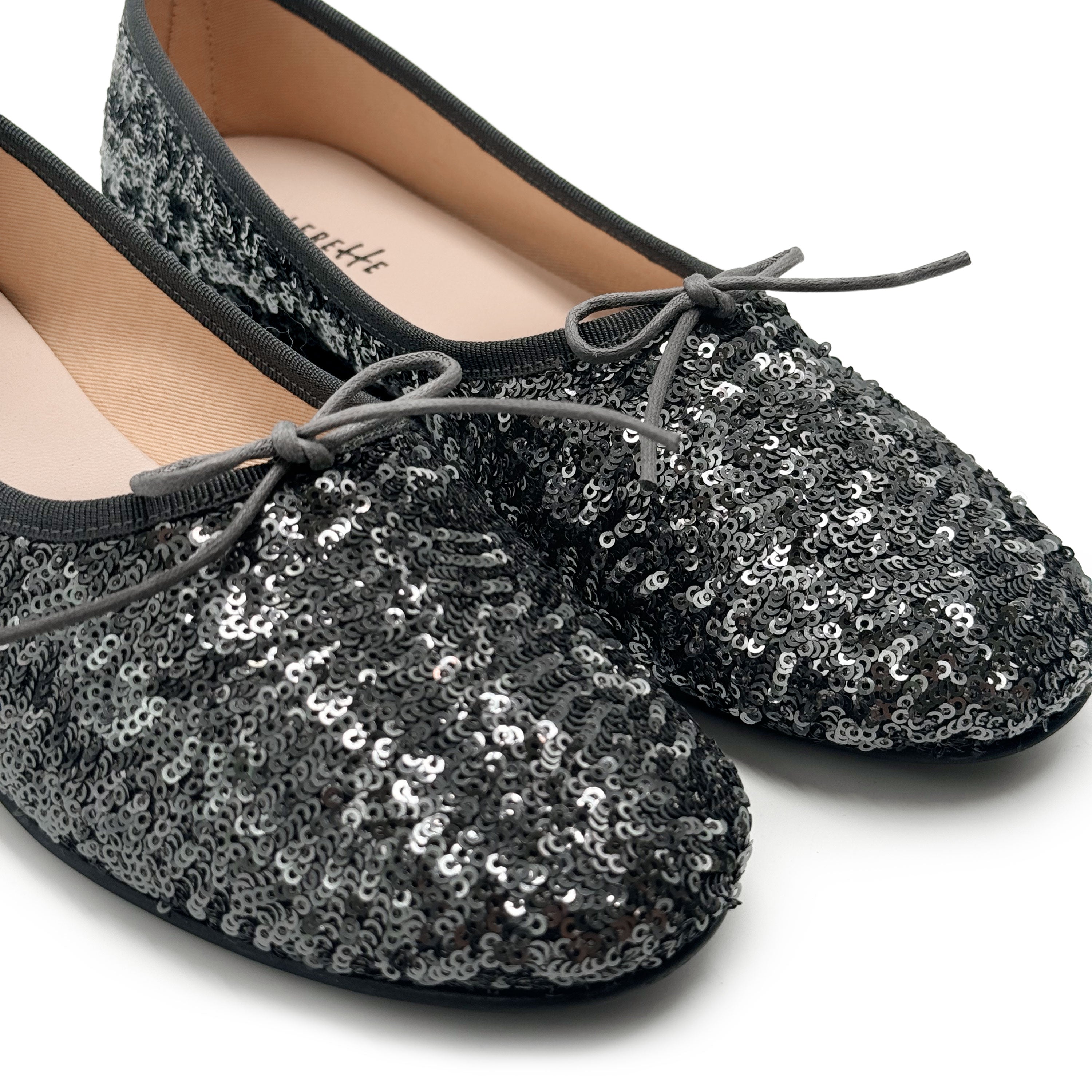 Ballerinas mit hohem Ausschnitt und eisenfarbenen Pailletten