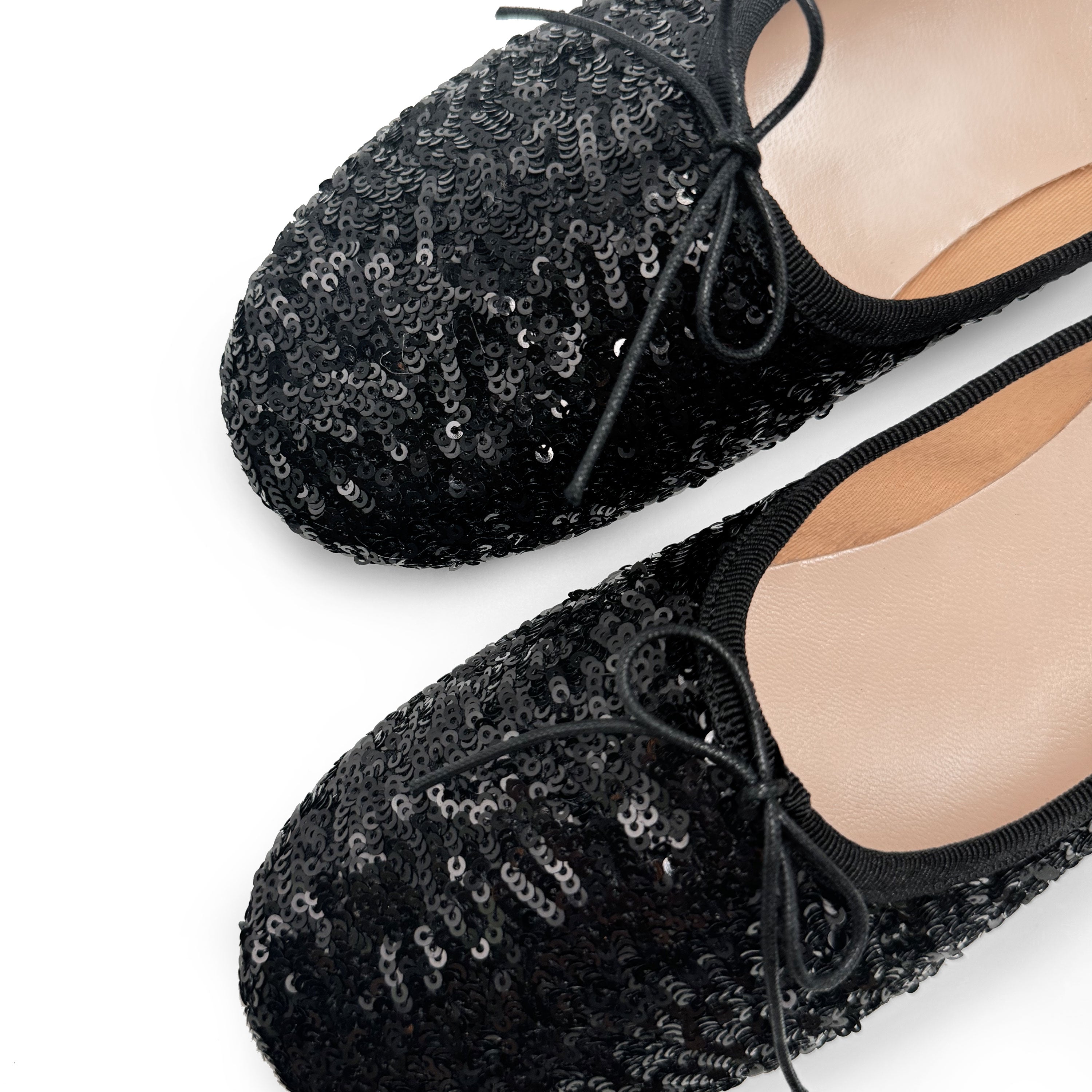 Ballerinas mit hohem Ausschnitt und schwarzen Pailletten