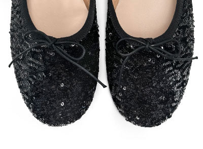 Ballerinas mit hohem Ausschnitt und schwarzen Pailletten