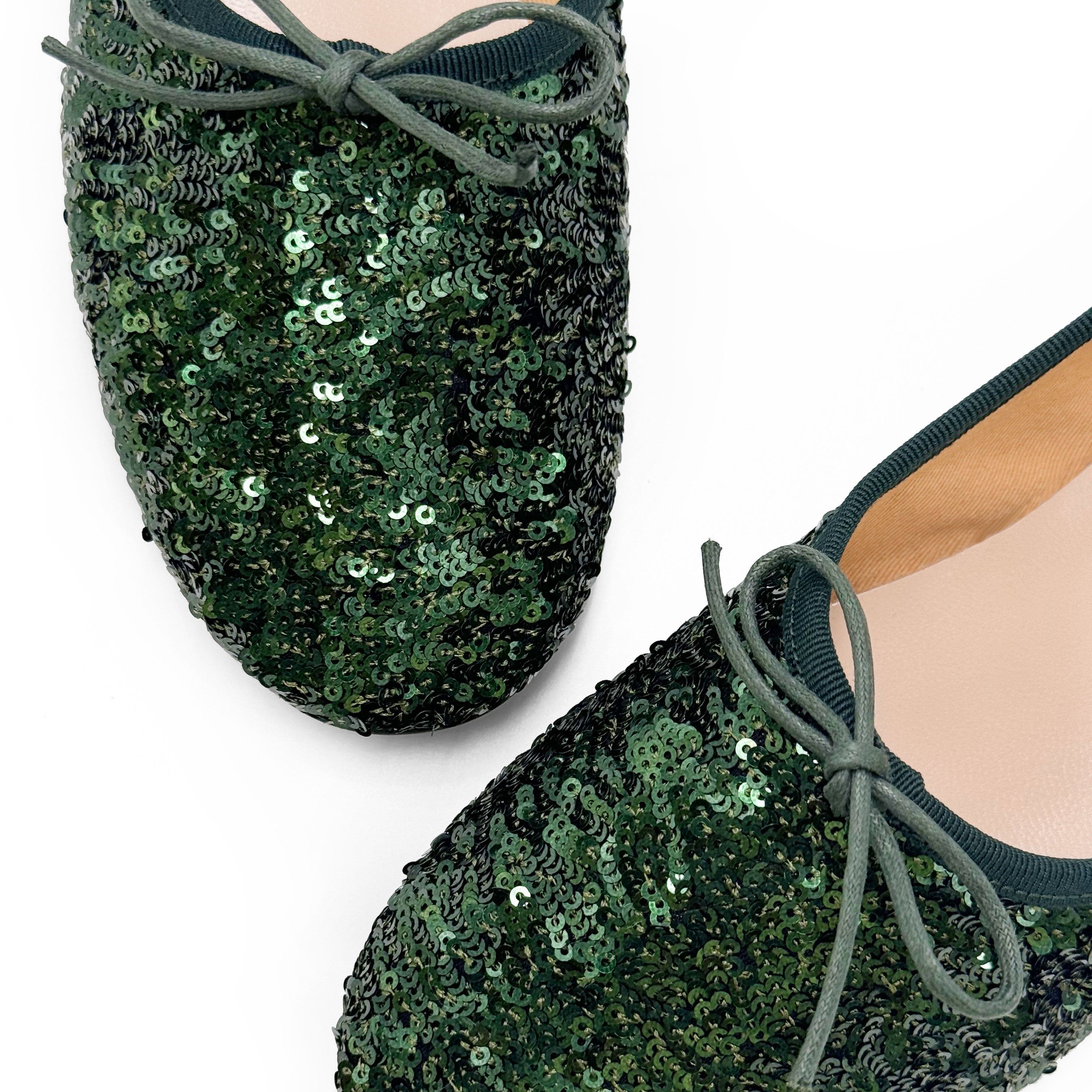 Ballerinas mit hohem Ausschnitt und smaragdgrünen Pailletten