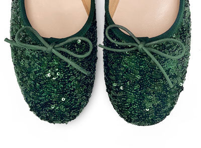 Ballerinas mit hohem Ausschnitt und smaragdgrünen Pailletten