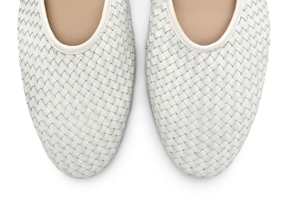 Ballerines blanches montantes en cuir tressé à la main avec bride