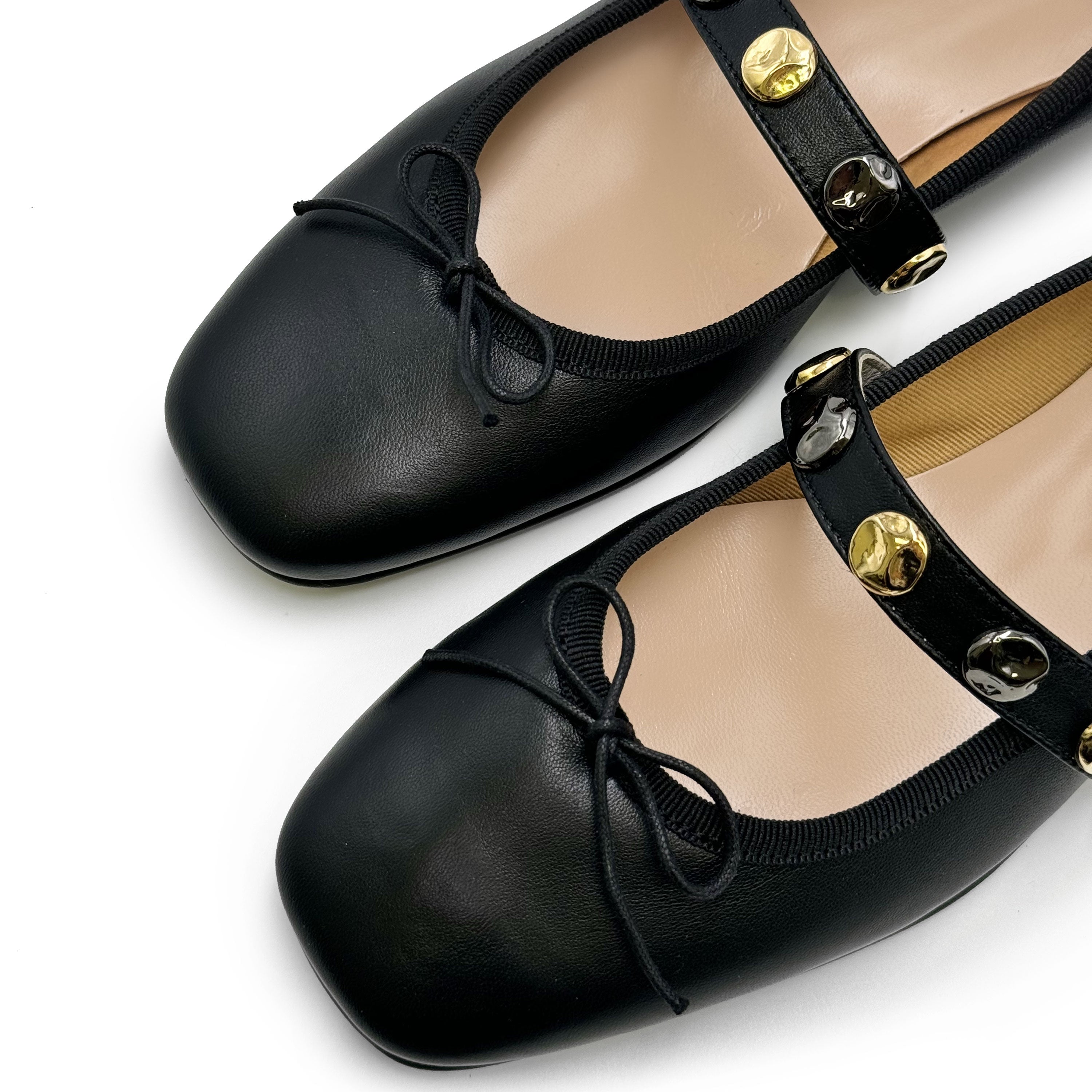 Schwarze Ballerinas aus Leder mit quadratischer Spitze, Riemen und Nieten