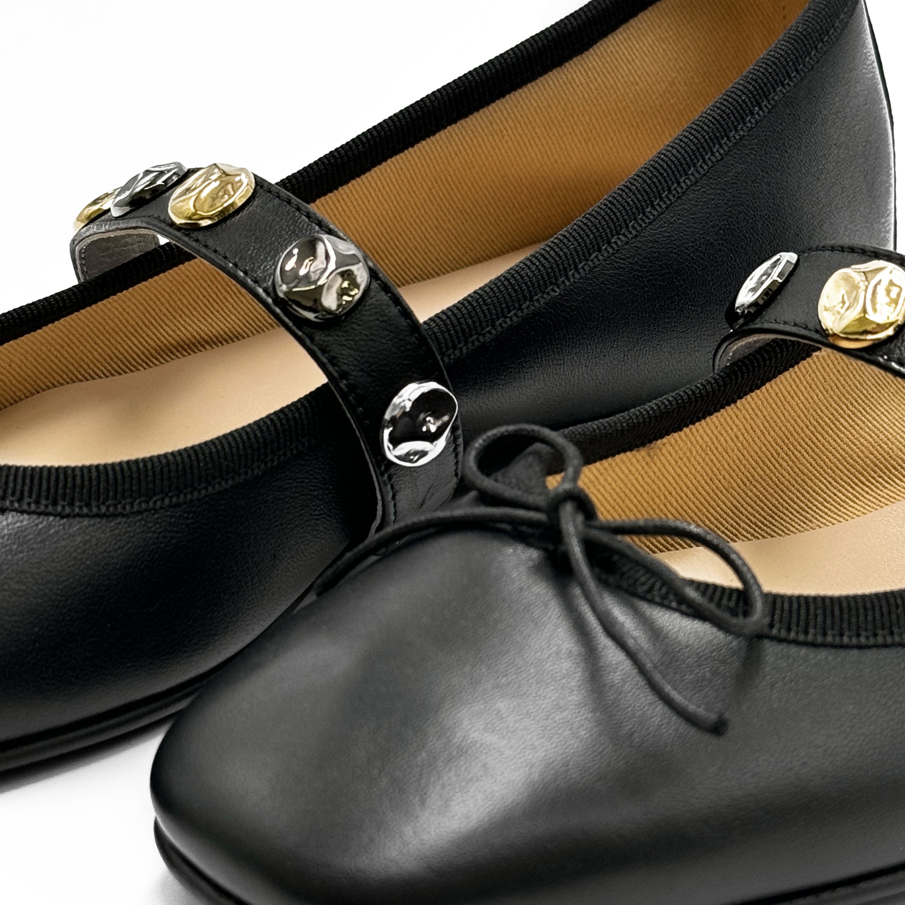Schwarze Ballerinas aus Leder mit quadratischer Spitze, Riemen und Nieten