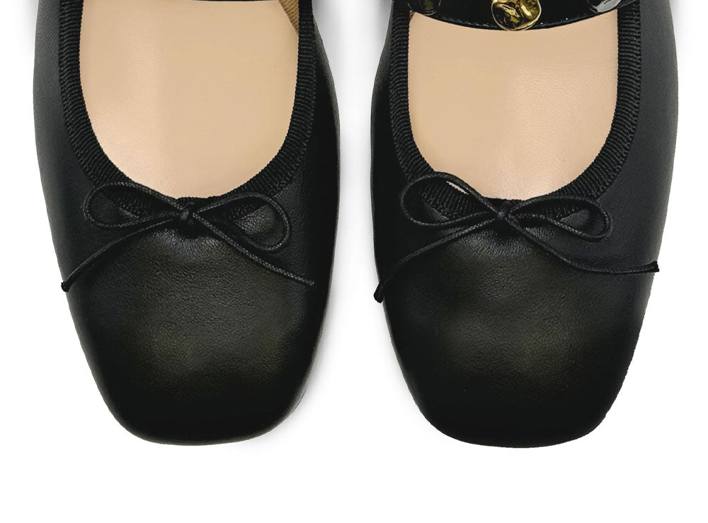 Schwarze Ballerinas aus Leder mit quadratischer Spitze, Riemen und Nieten