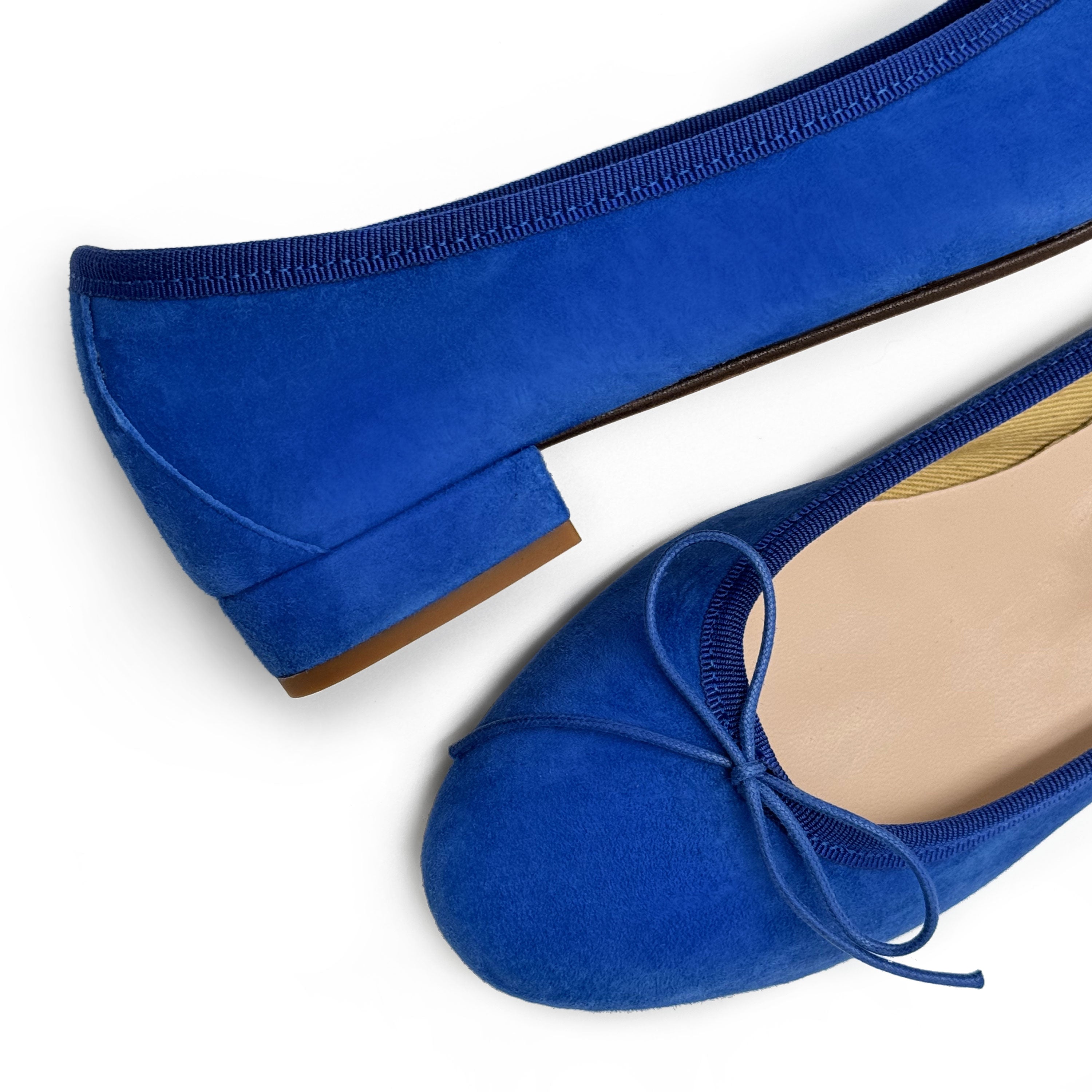 Kornblumenblaue Wildlederballerinas mit Absatz