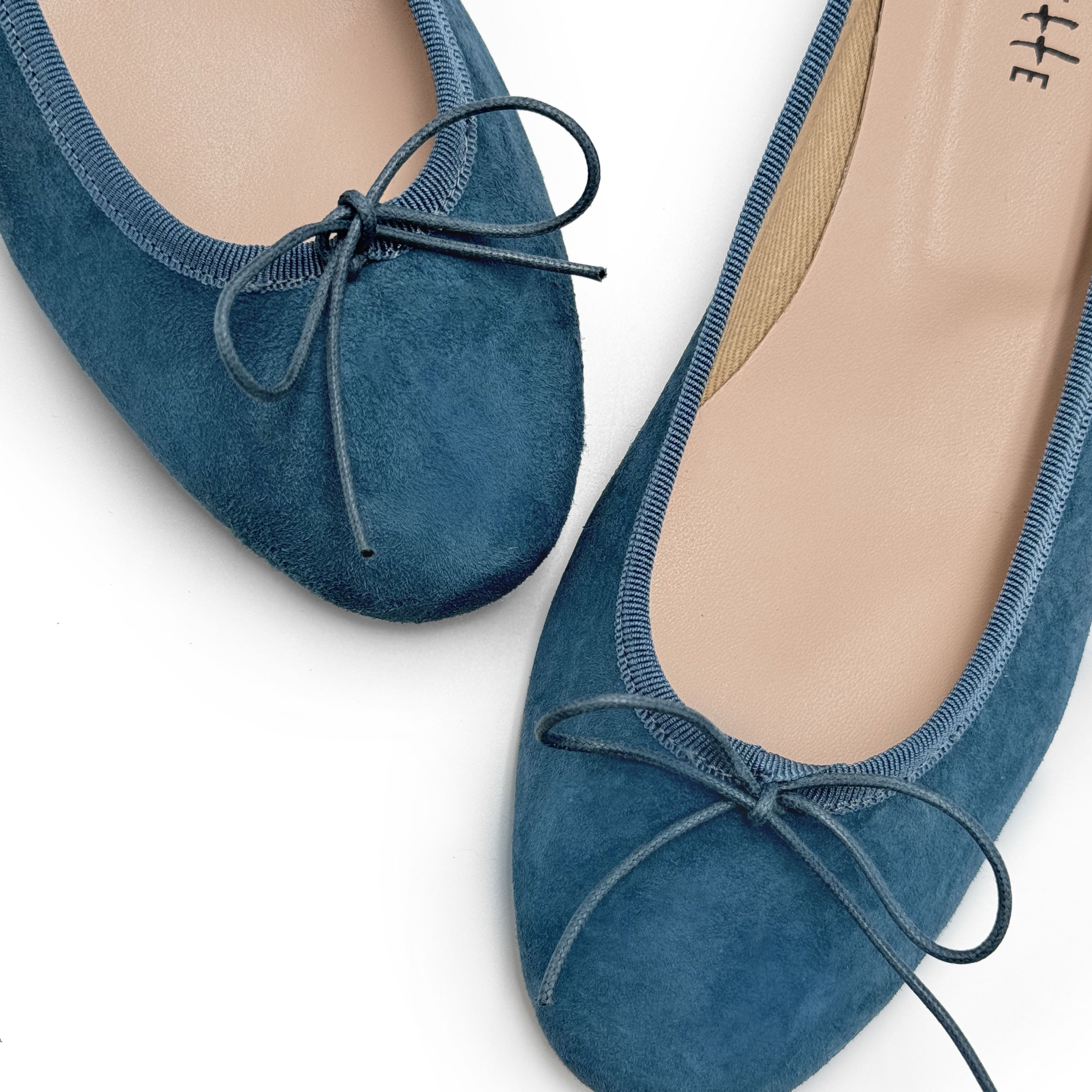 Bailarinas de ante azul claro con tacón