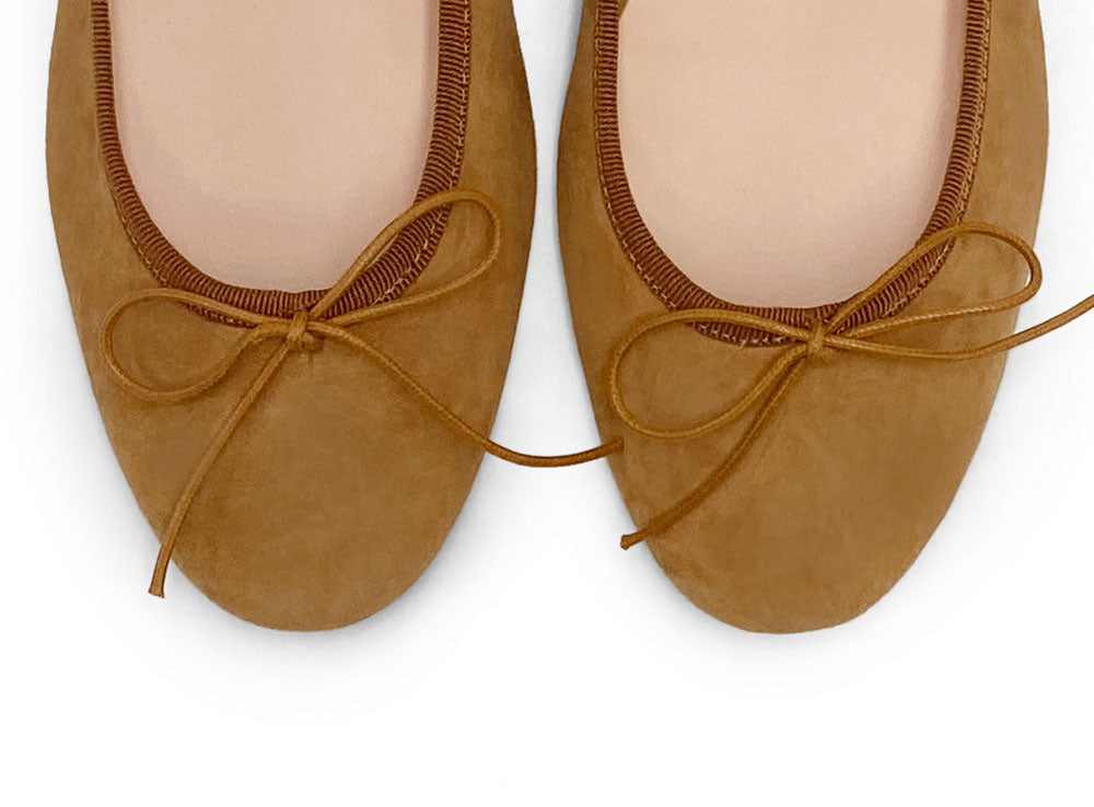 Ballerines en daim couleur cuir à talon