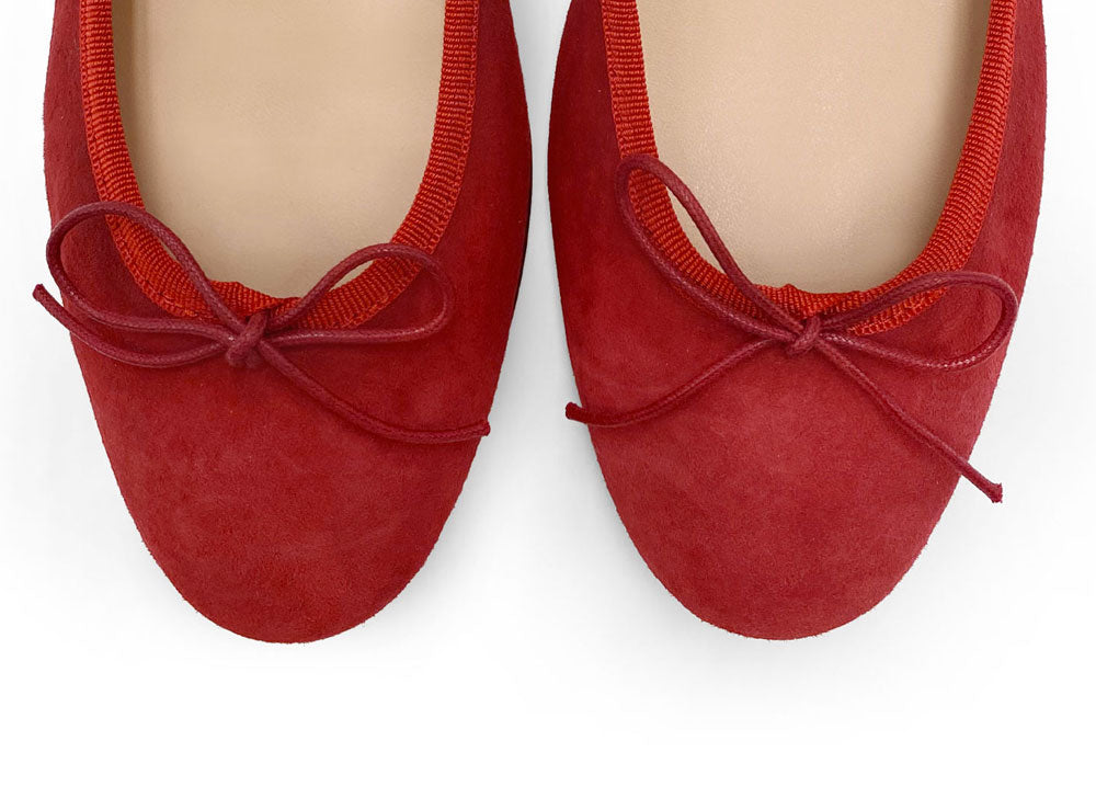 Rote Wildlederballerinas mit Absatz