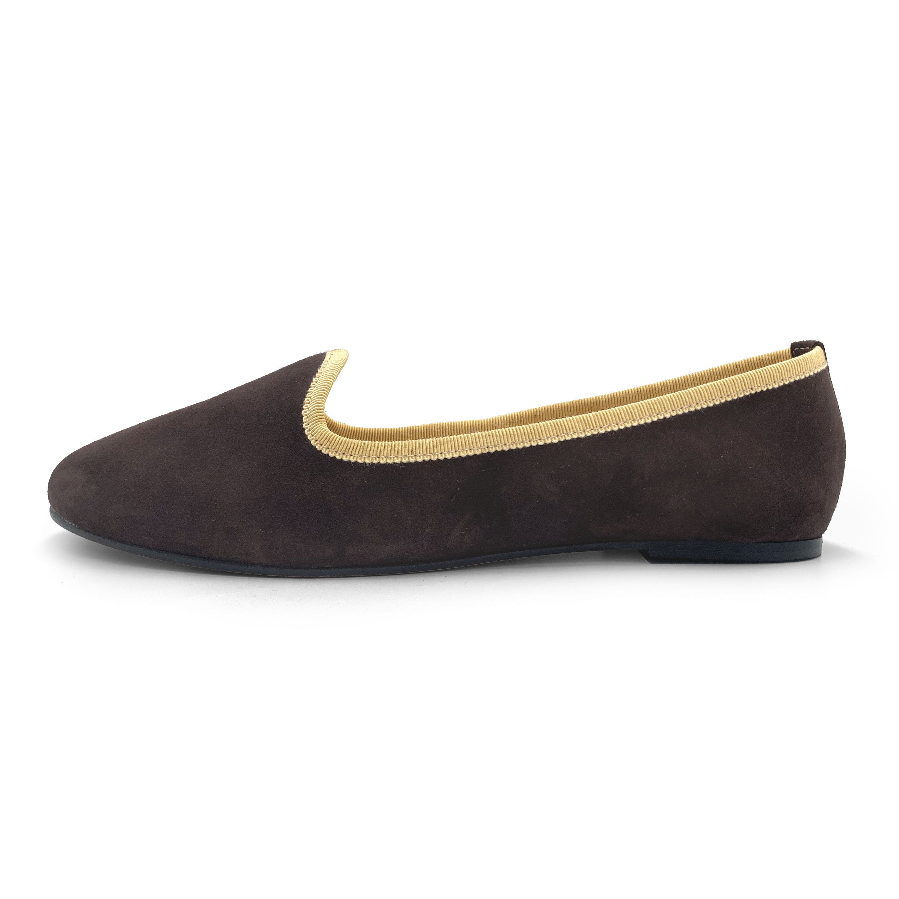 Slippers de mujer en ante marrón oscuro con detalles amarillos