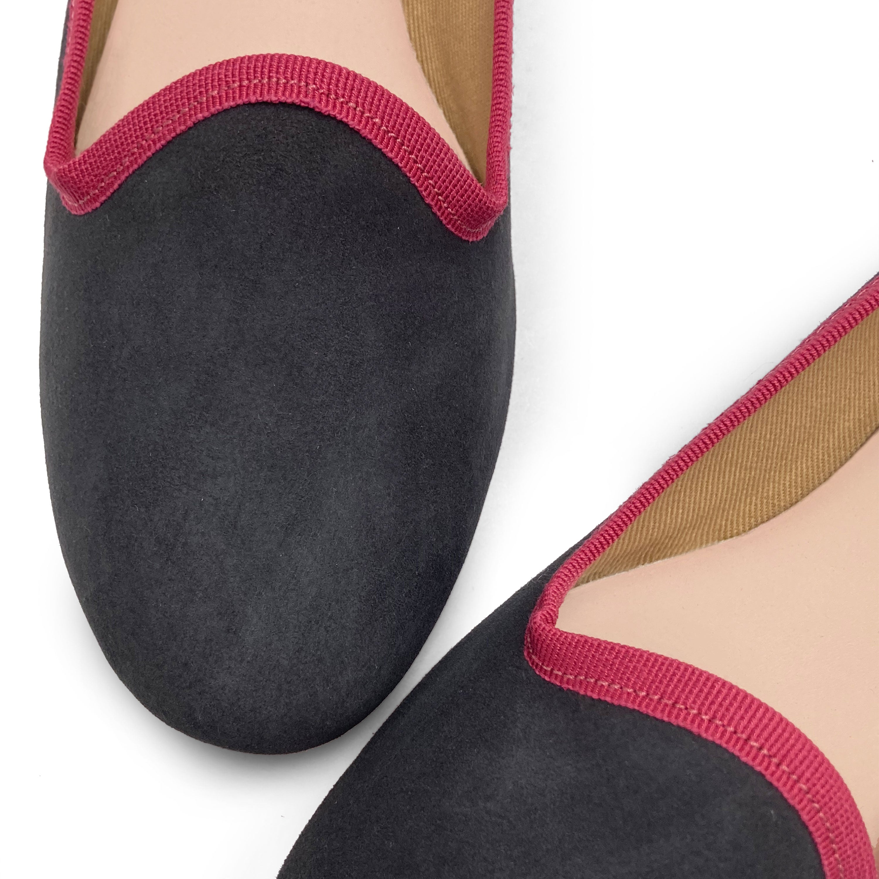 Slippers pour femmes en daim gris fumée et détails rose