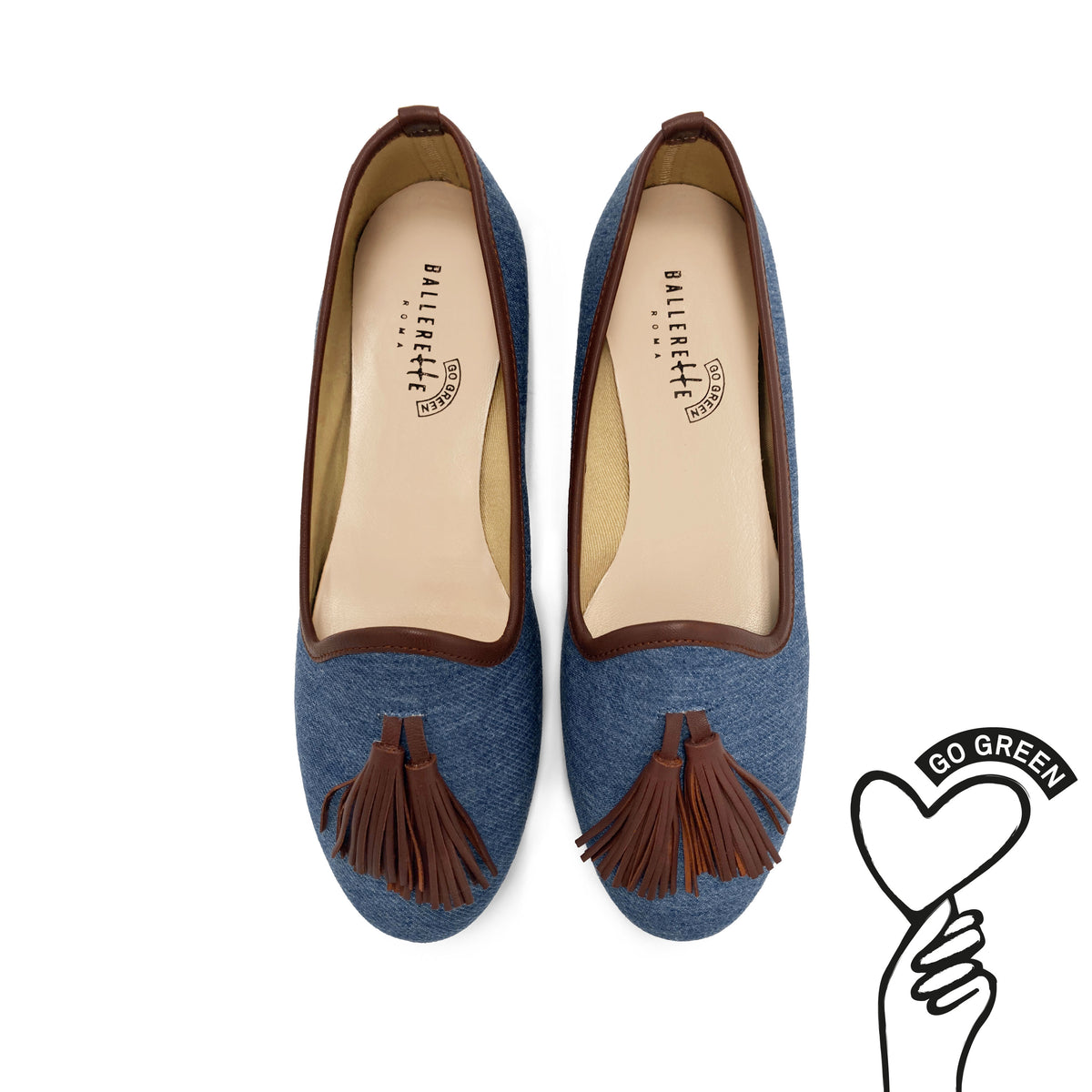 Collection TT GO GREEN - Chaussons en denim recyclé bleu avec bordure en cuir et pompons
