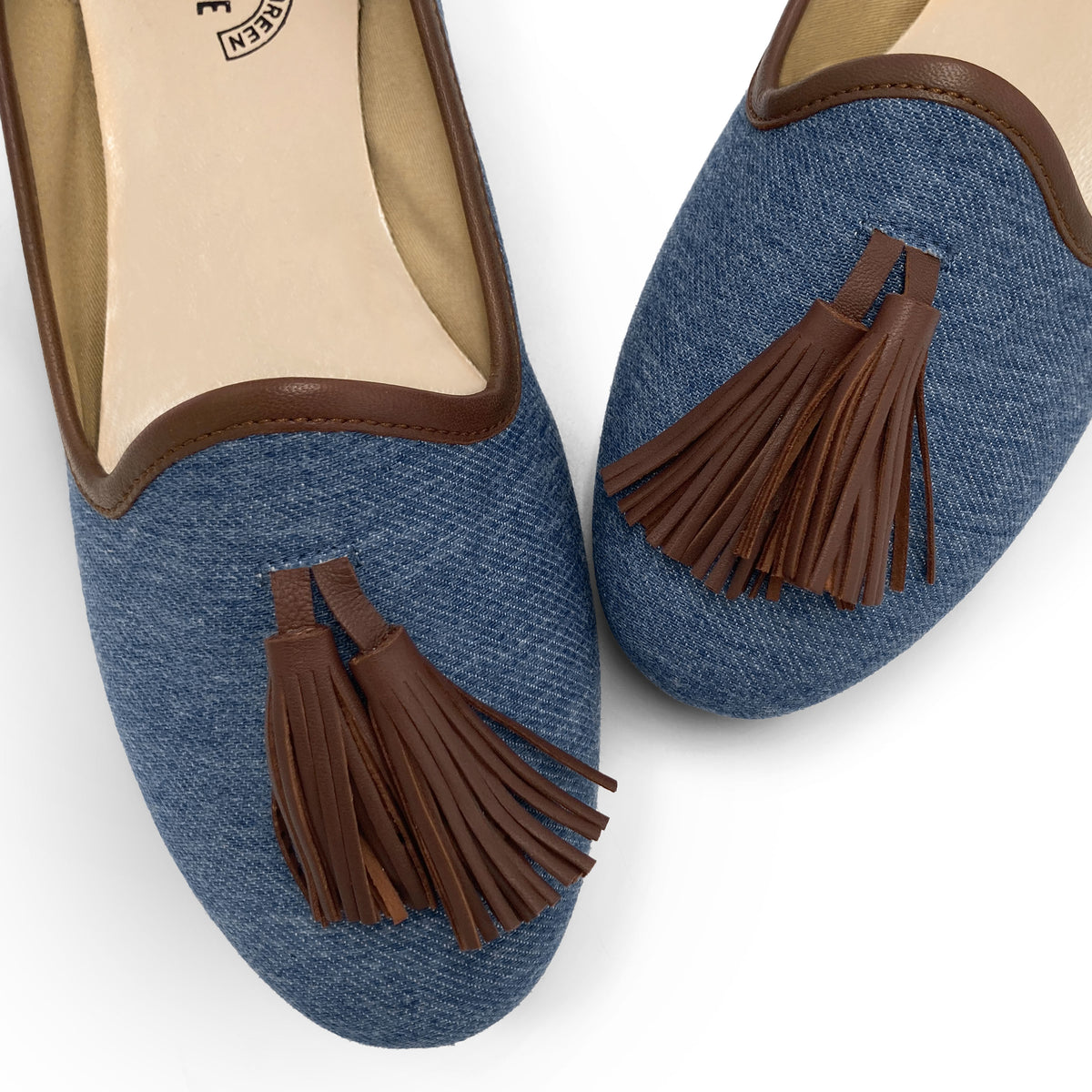 Collection TT GO GREEN - Chaussons en denim recyclé bleu avec bordure en cuir et pompons