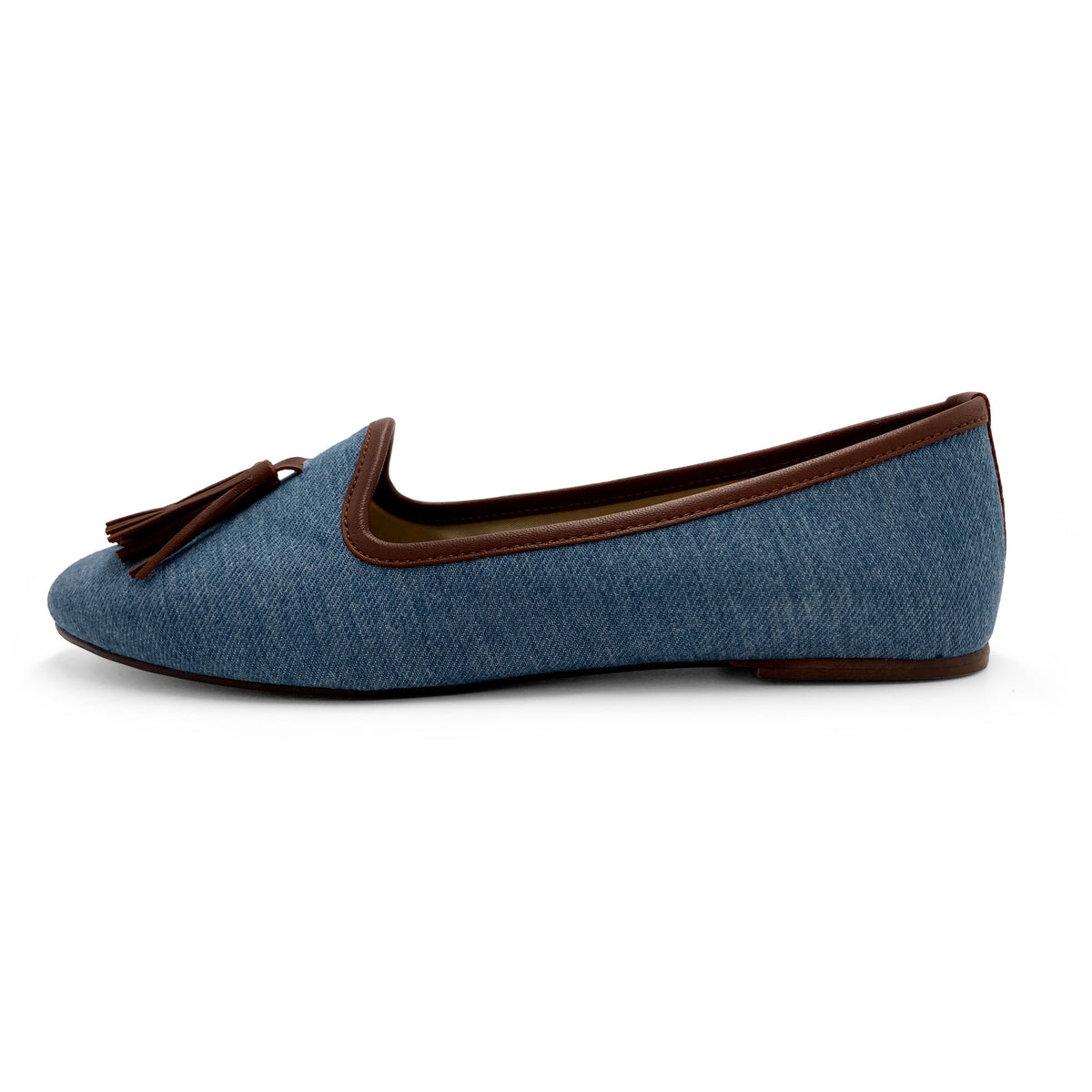 Collection TT GO GREEN - Chaussons en denim recyclé bleu avec bordure en cuir et pompons