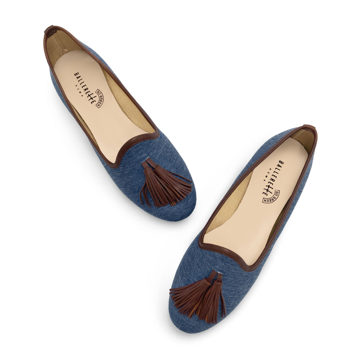 Collection TT GO GREEN - Chaussons en denim recyclé bleu avec bordure en cuir et pompons