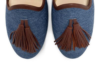 Collection TT GO GREEN - Chaussons en denim recyclé bleu avec bordure en cuir et pompons