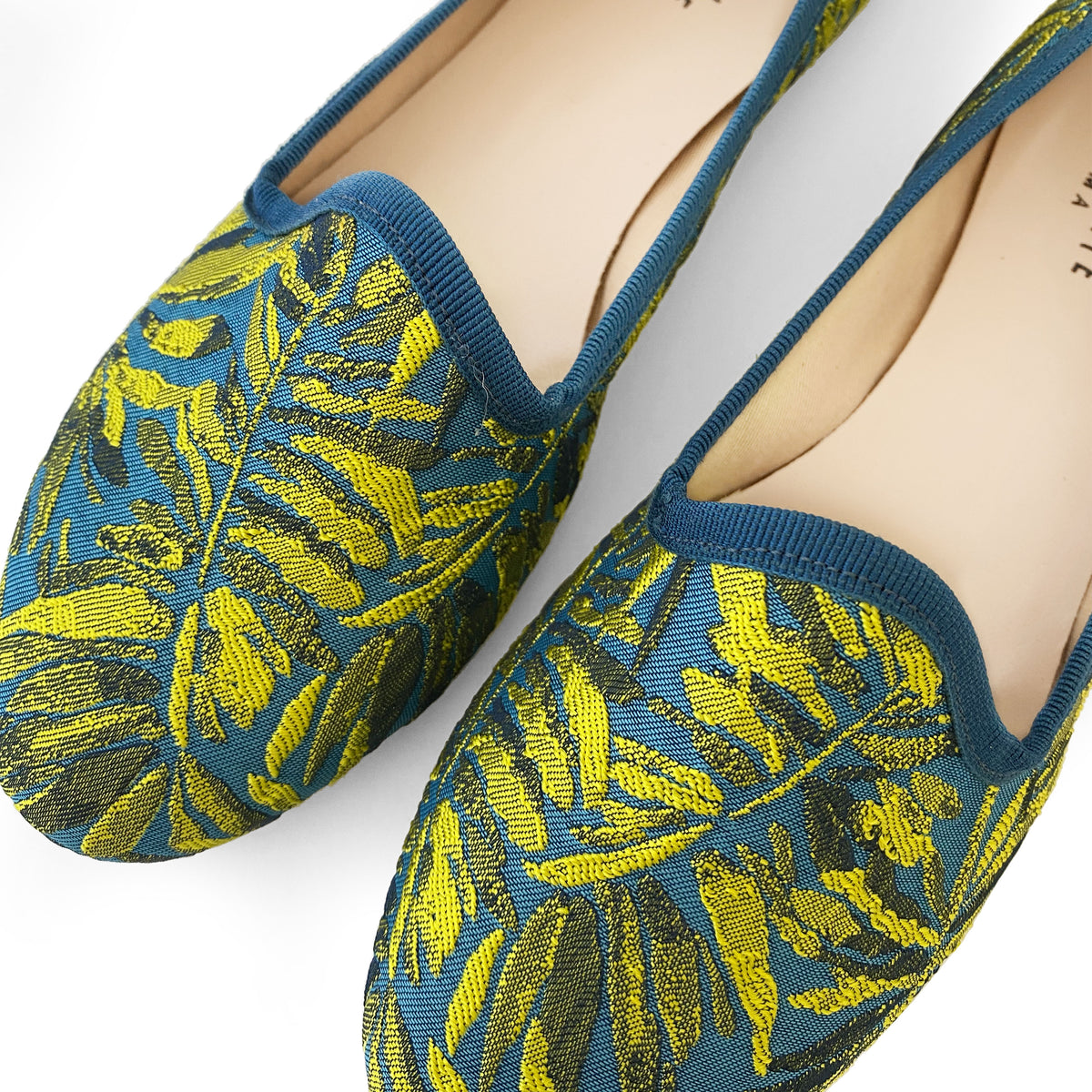 Slippers blu petrolio e giallo in tessuto jacquard tropicale