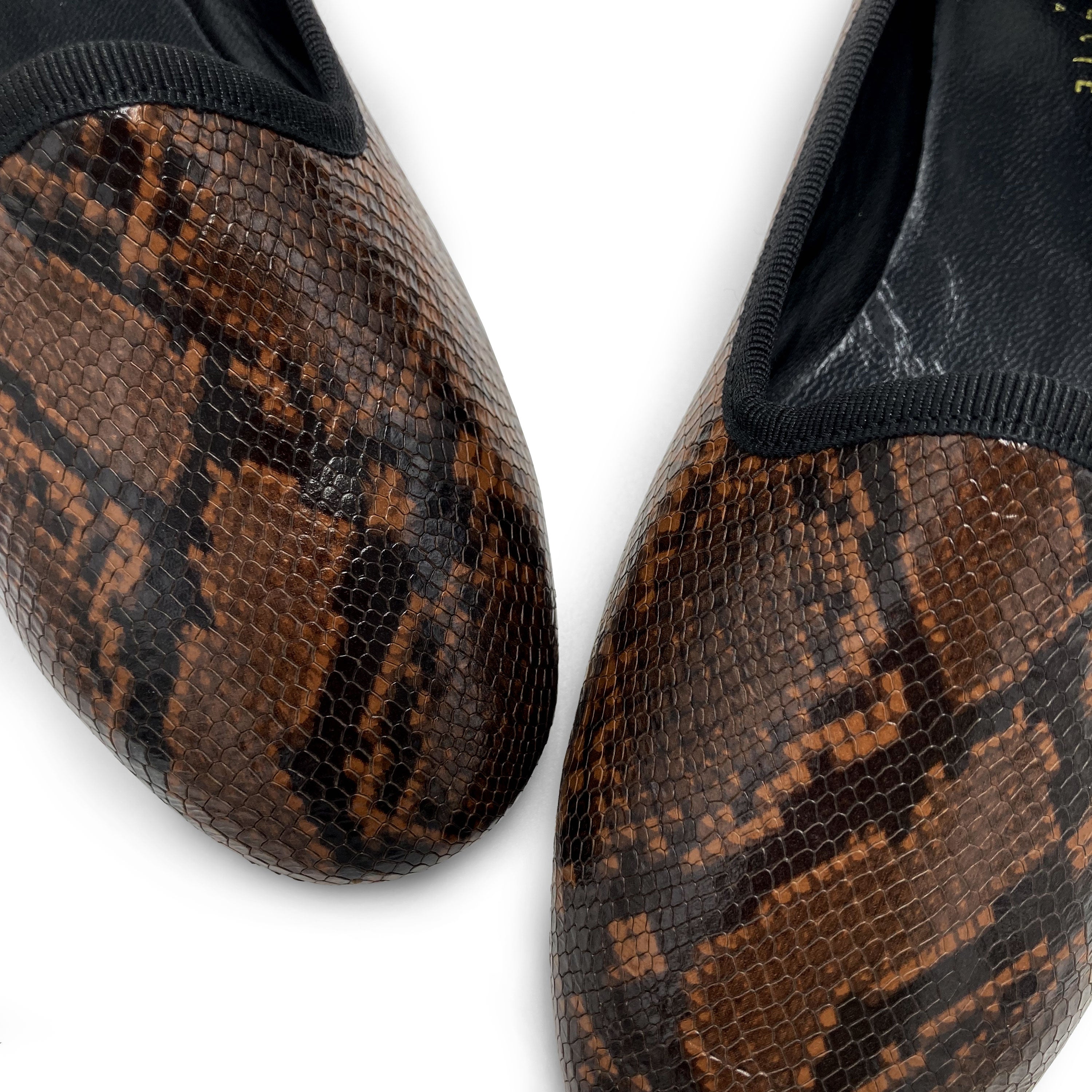 Slippers in pelle stampa animalier marrone