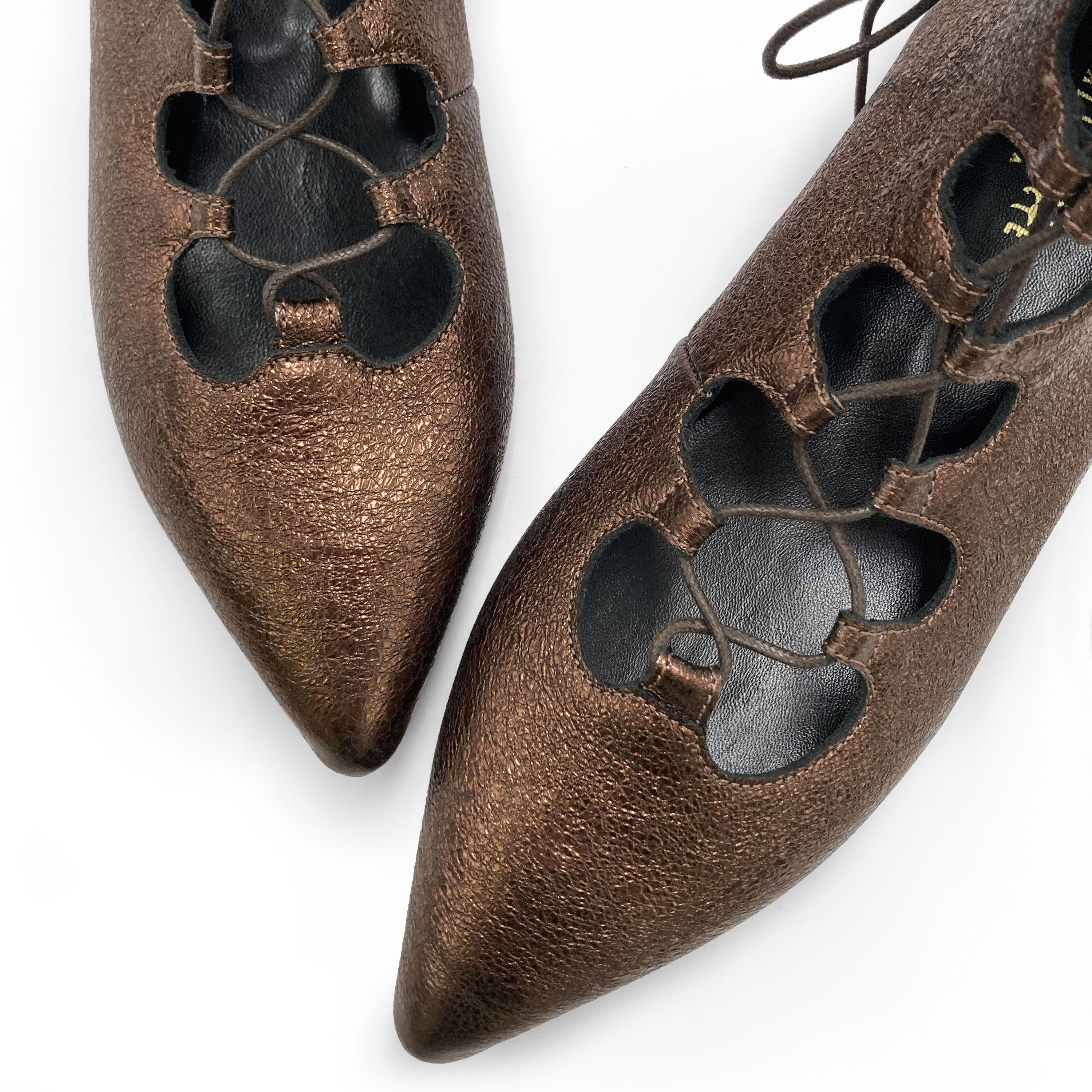 Bronzen glänzende, spitze Knöchel‑Stiefeletten mit Schnürung