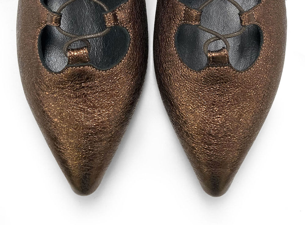 Bronzen glänzende, spitze Knöchel‑Stiefeletten mit Schnürung