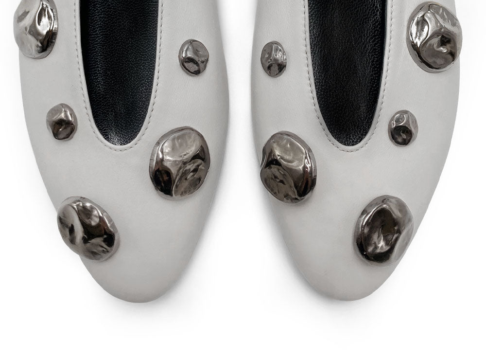 Pearl grey leather ballet flats with V-cut and iron studs
