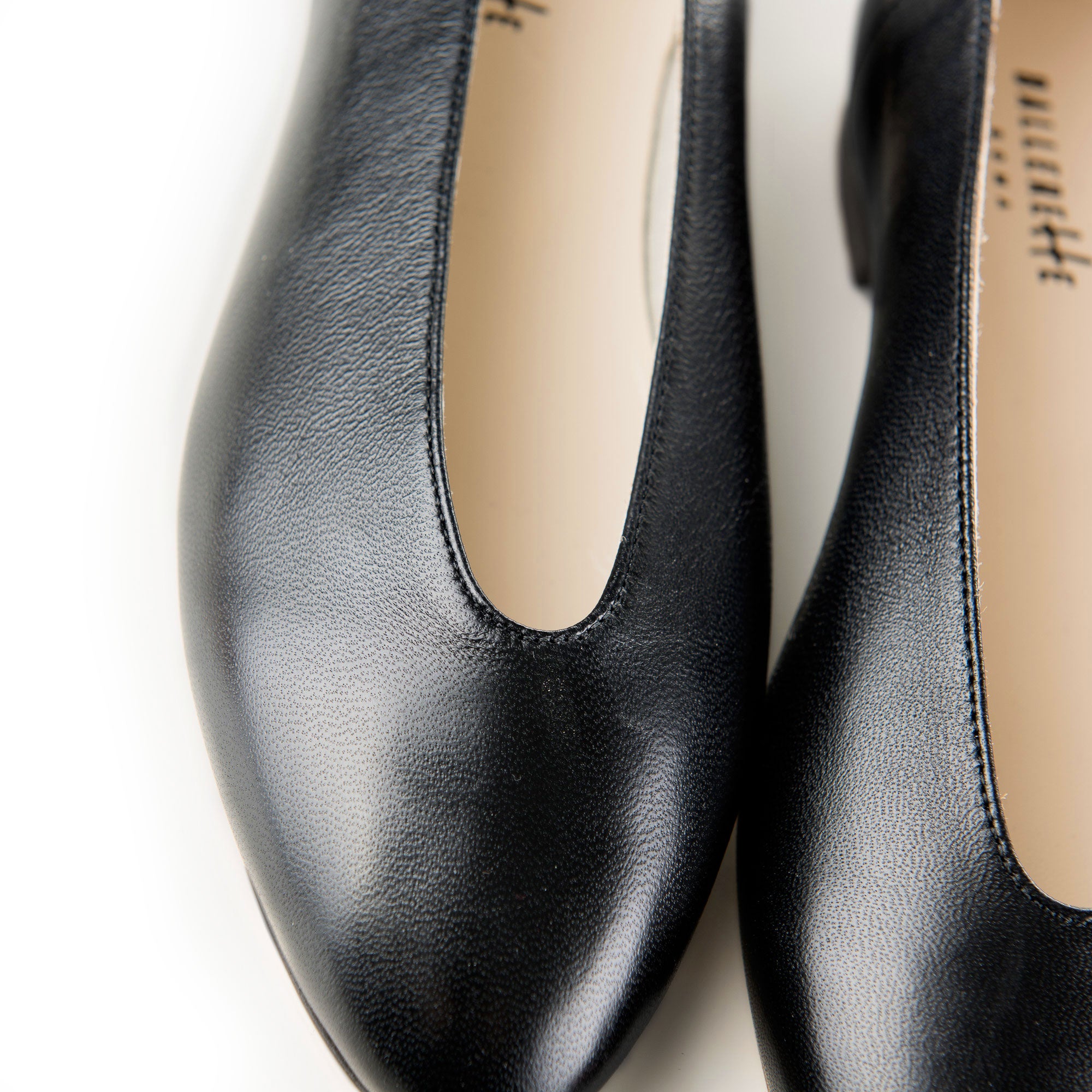 Hochgeschlossene schwarze Ballerinas