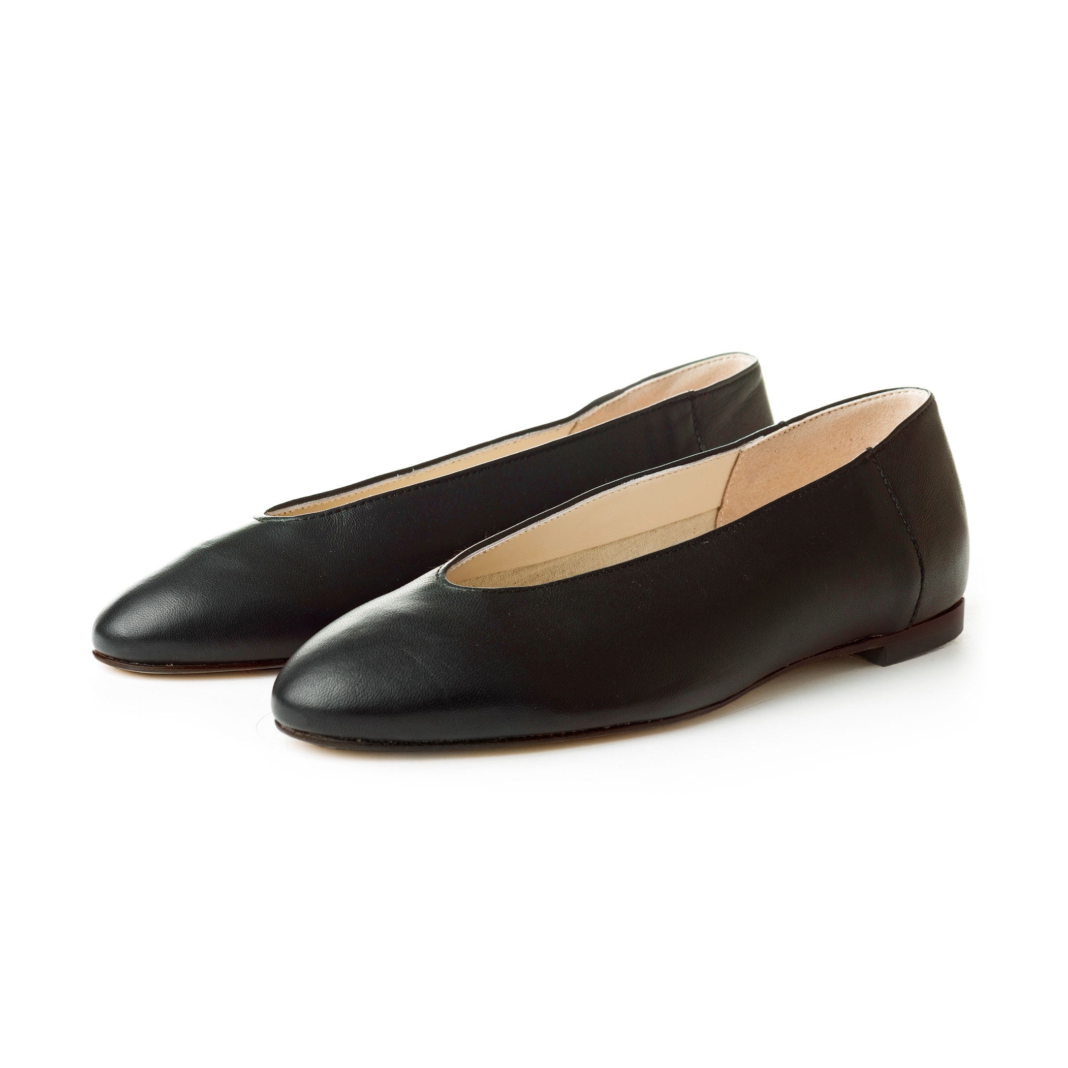 Hochgeschlossene schwarze Ballerinas