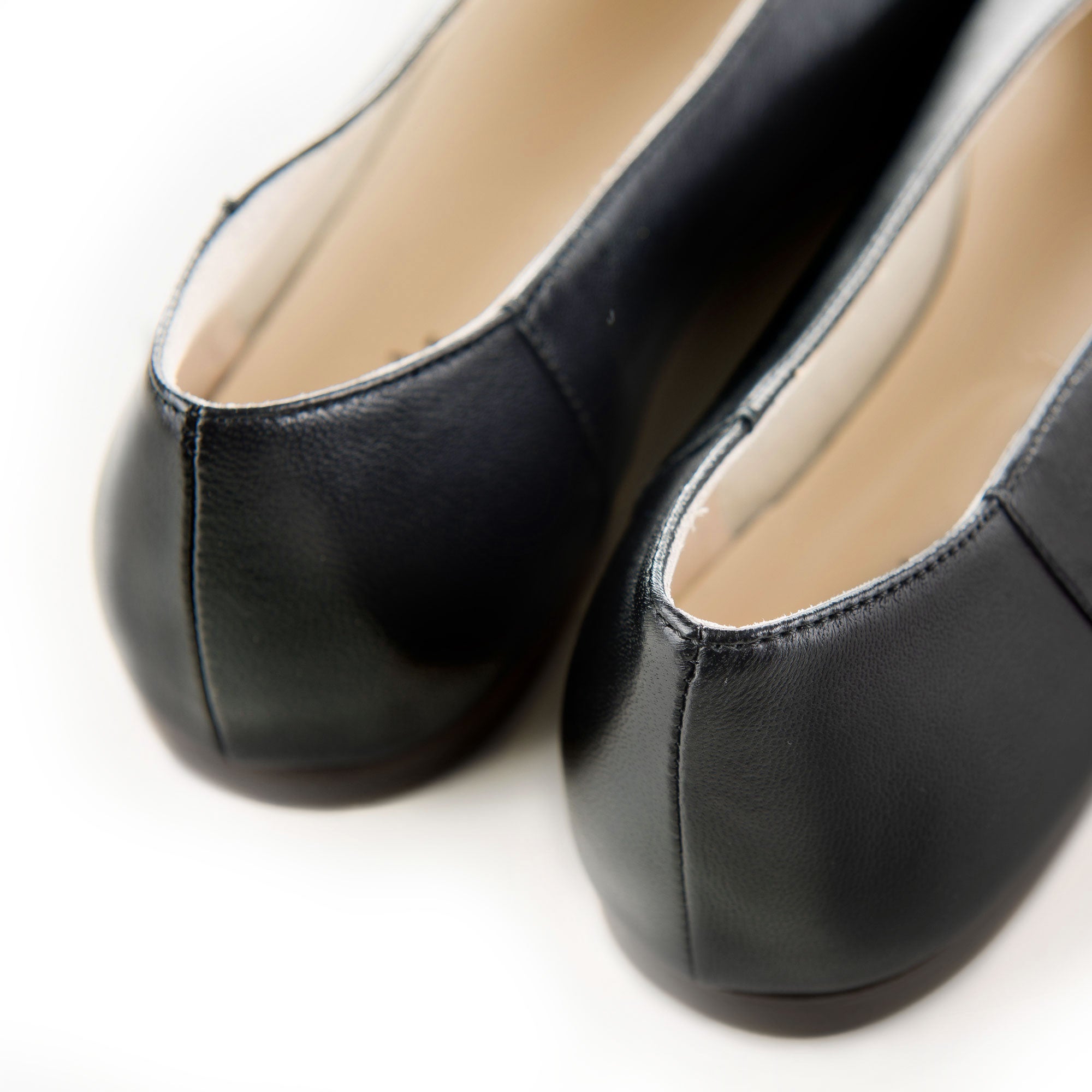 Hochgeschlossene schwarze Ballerinas
