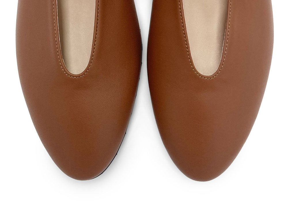 Brown leather ballet flats with V-cut and strap