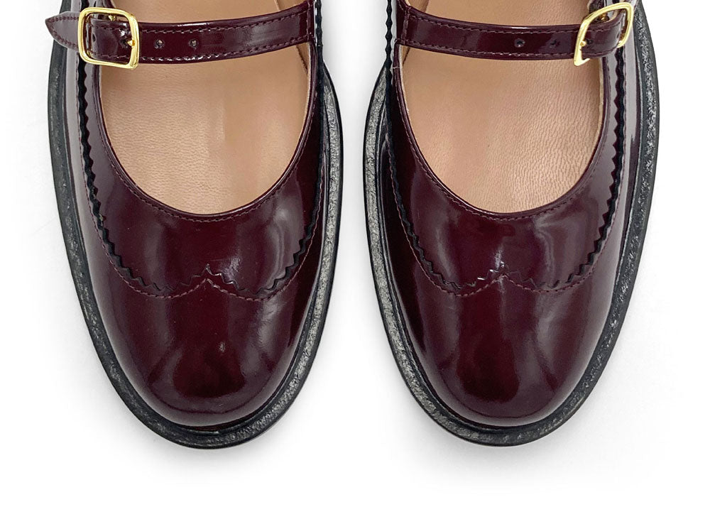 Wingtip-Brogue-Ballerinas aus bordeauxrotem Leder mit doppeltem Riemen