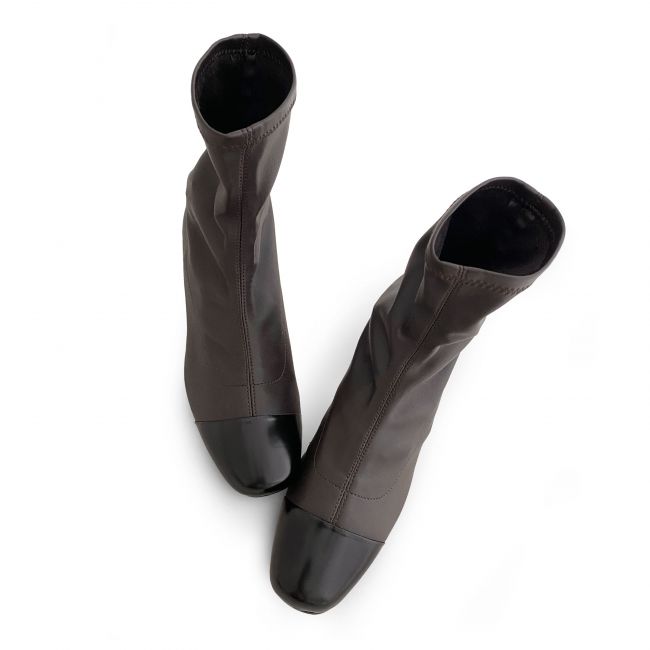 Stivaletti marroni a calza in similpelle elasticizzata e punta in pelle nera