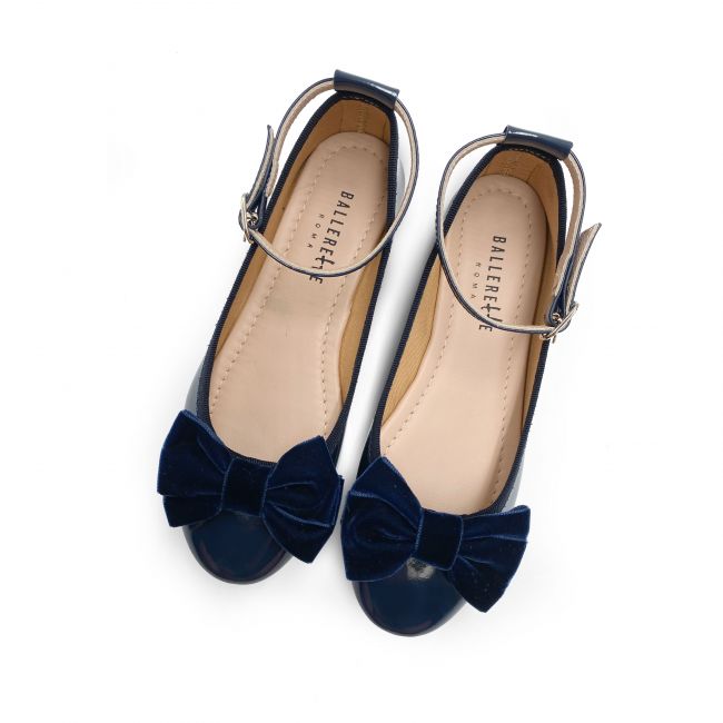 Girl's ballet flats in blue patent leather with velvet bow