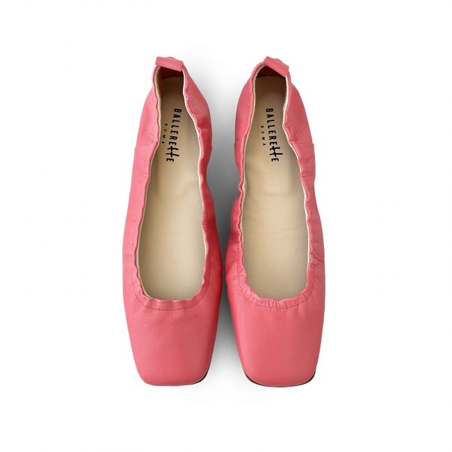 Strawberry red leather ballet flats with squared toe and elastic