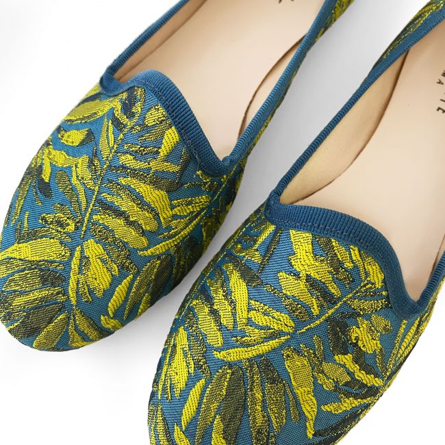 Mocasines tipo zapatillas azul petróleo y amarillo en tejido jacquard tropical