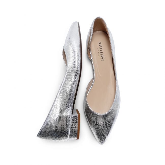 Silver ballerinas with pointed and open toe laminated effect