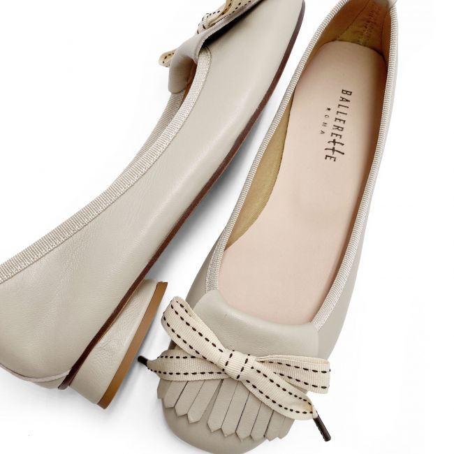 Beige leather loafers with heel and fringe