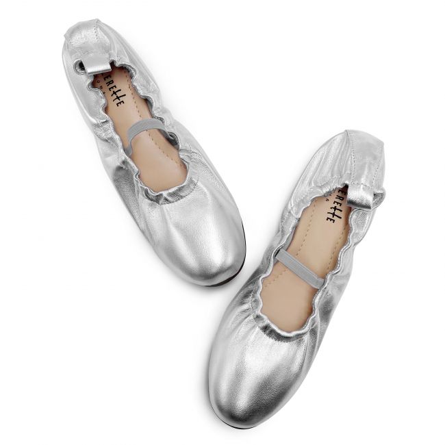 Silberne Ballerinas mit hohem Ausschnitt aus Leder mit elastischem Riemen