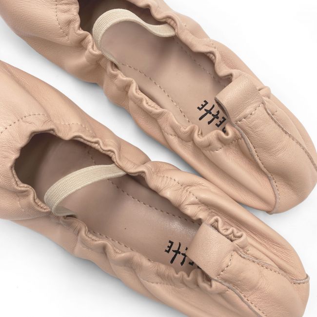 Glove ballet flats in powder pink leather with elastic strap