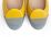 Ballerine gialle in pelle e punta in vernice grigia con bottone